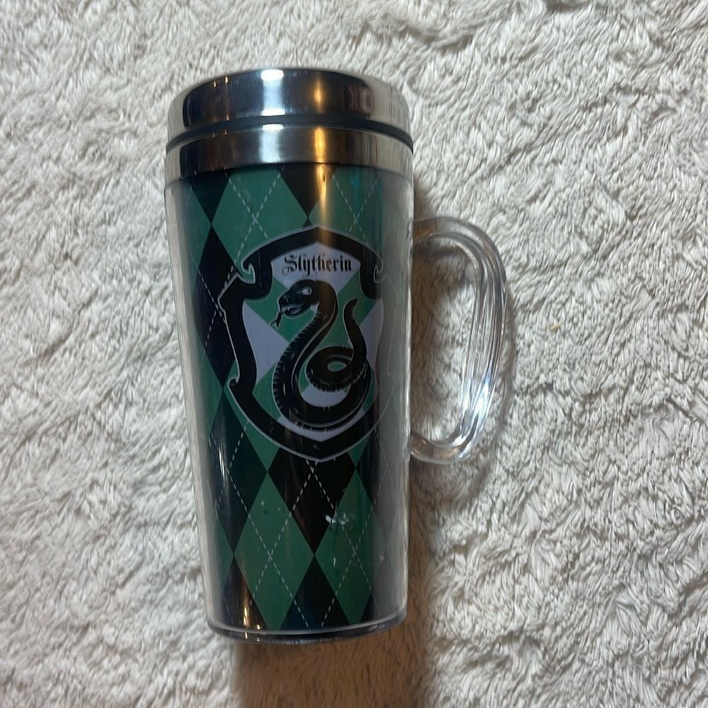 Slitheryn insulated mug with lid and handle